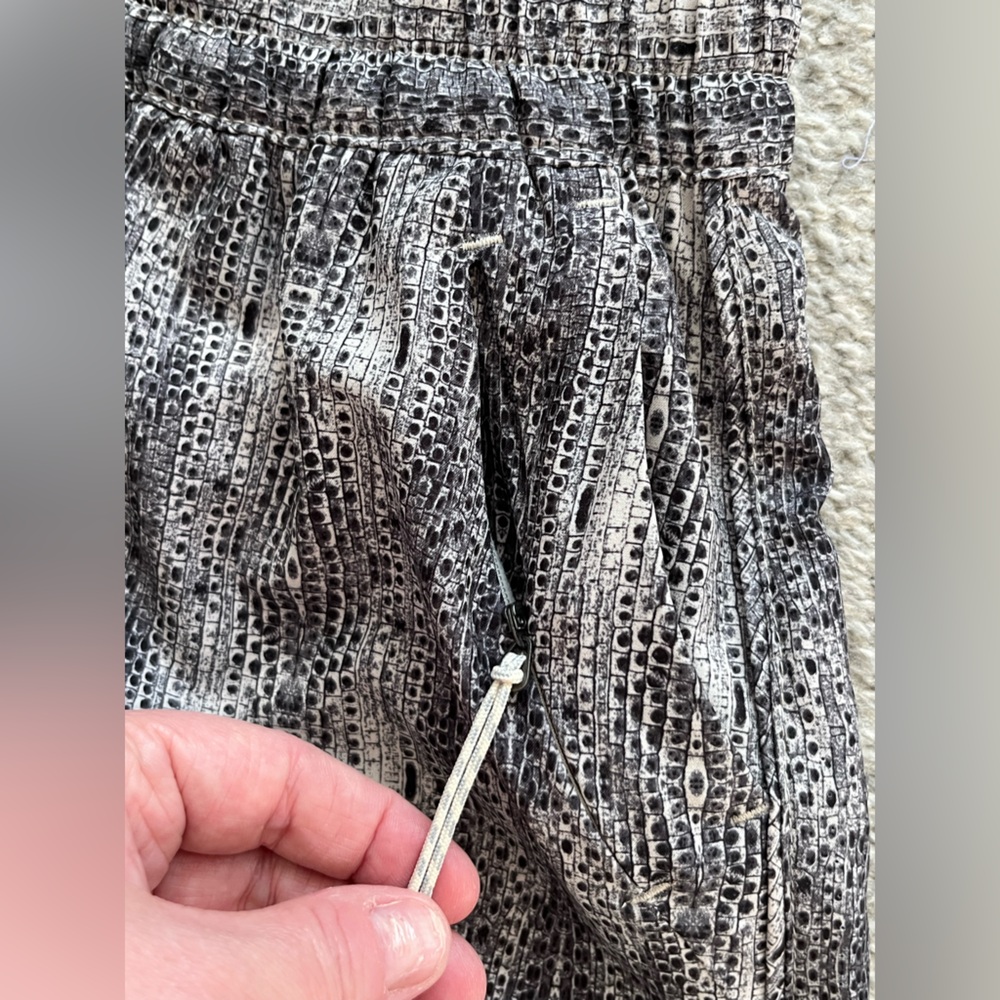 Like New Vuori Dash Womans Shorts Size XS in Black and White Snakeprint - Picture 5 of 6